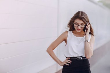 Gözlüklü esmer güzel