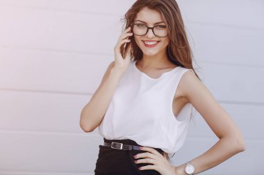 Gözlüklü esmer güzel