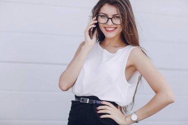 Gözlüklü esmer güzel