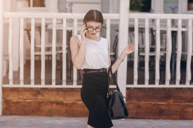 Gözlüklü esmer güzel