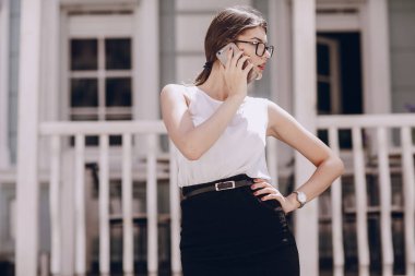 Gözlüklü esmer güzel