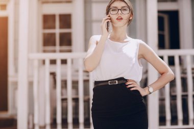 Gözlüklü esmer güzel