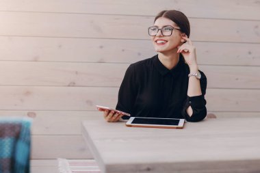 Gözlüklü esmer güzel