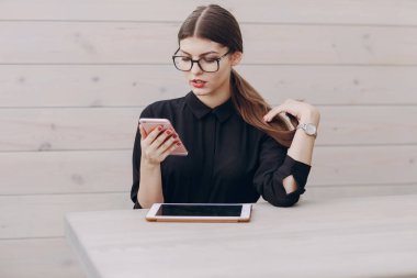 Gözlüklü esmer güzel