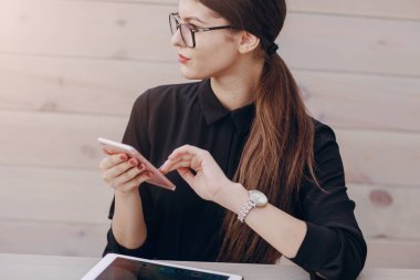 Gözlüklü esmer güzel