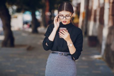 Gözlüklü esmer güzel