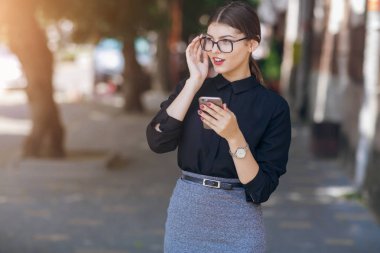 Gözlüklü esmer güzel