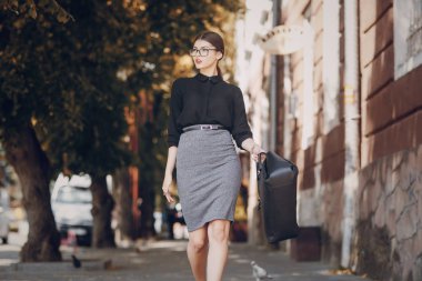 Gözlüklü esmer güzel