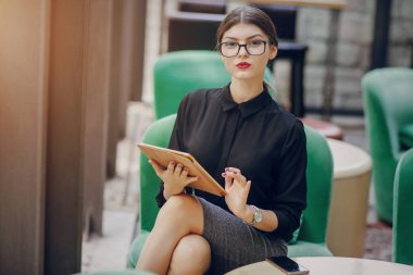 Gözlüklü esmer güzel