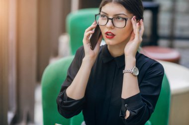 Gözlüklü esmer güzel