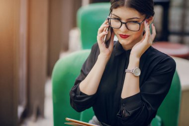 Gözlüklü esmer güzel