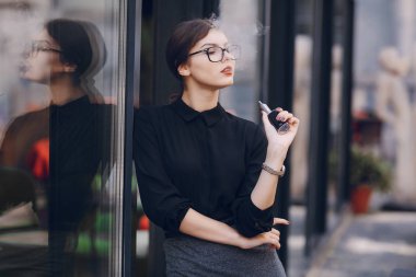 Gözlüklü esmer güzel