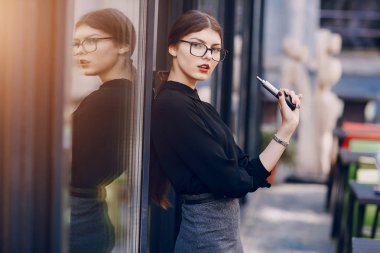 Gözlüklü esmer güzel