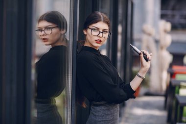 Gözlüklü esmer güzel