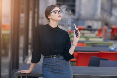 Gözlüklü esmer güzel