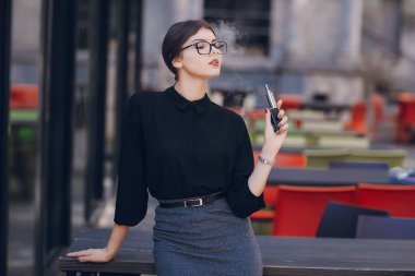 Gözlüklü esmer güzel