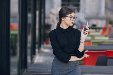 Gözlüklü esmer güzel