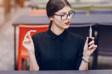 Gözlüklü esmer güzel