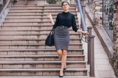 Gözlüklü esmer güzel