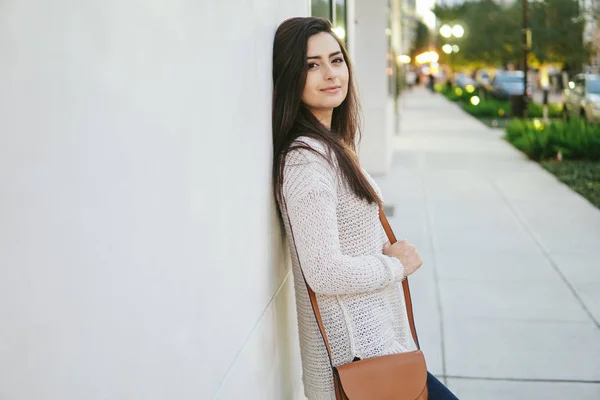 在大街上的女孩黑发 — 图库照片