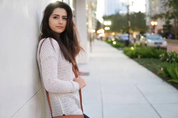 Chica morena en la calle —  Fotos de Stock