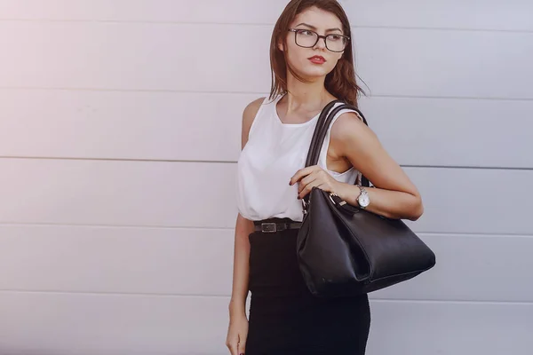 Hermosa morena con gafas —  Fotos de Stock