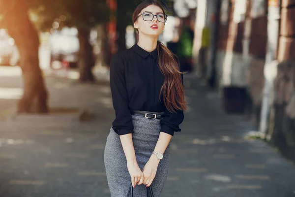 Schöne Brünette mit Brille — Stockfoto