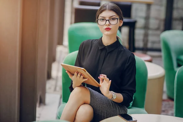 Schöne Brünette mit Brille — Stockfoto