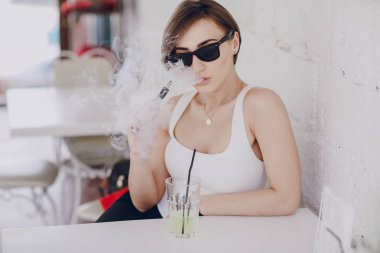 elektronik sigara ile kız