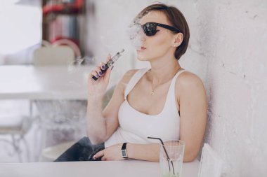 elektronik sigara ile kız