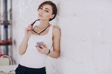 Kız telefonunu kullanır