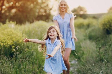 Anne ve kızı dışında