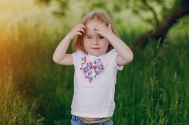 çocuğun yanında ağaç