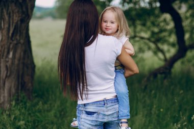 çocuğun anne ile ağacı yanında