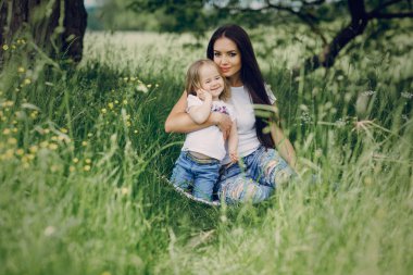 çocuğun anne ile ağacı yanında