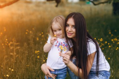 çocuğun anne ile ağacı yanında