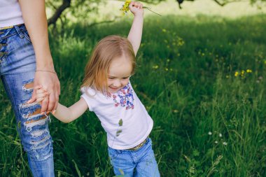 çocuğun anne ile ağacı yanında