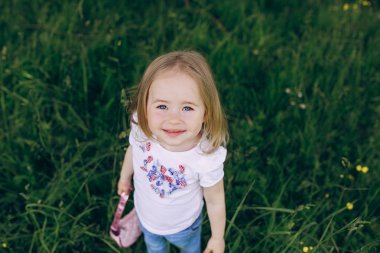 çocuğun yanında ağaç