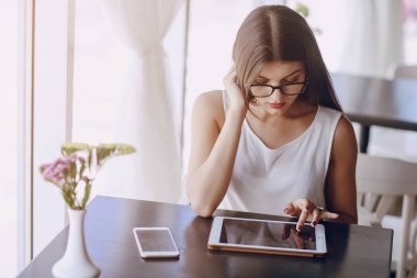 Gözlüklü esmer güzel