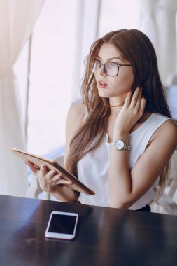 Gözlüklü esmer güzel