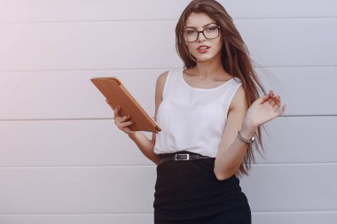 Gözlüklü esmer güzel