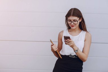 Gözlüklü esmer güzel