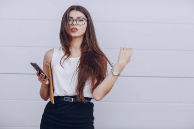 Gözlüklü esmer güzel