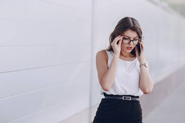 Gözlüklü esmer güzel