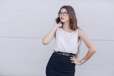 Gözlüklü esmer güzel