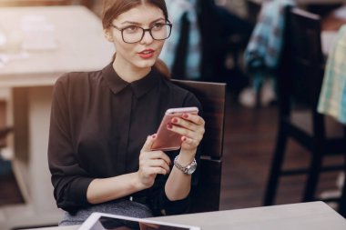 Gözlüklü esmer güzel