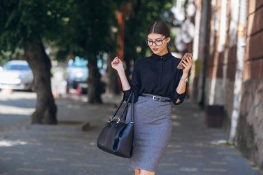 Gözlüklü esmer güzel