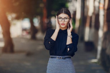 Gözlüklü esmer güzel