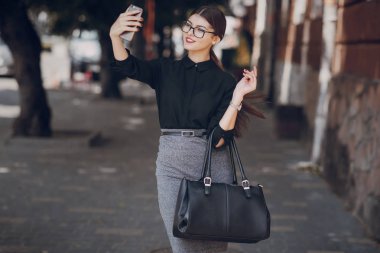 Gözlüklü esmer güzel