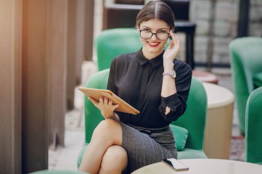 Gözlüklü esmer güzel